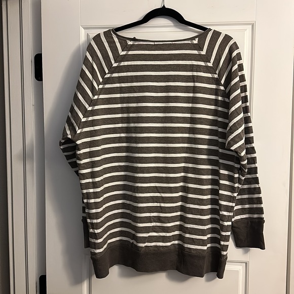 Daisy Fuentes XL Grey & White Striped Long-Sleeve Tee/Lightweight Sweatshirt - Picture 3 of 5